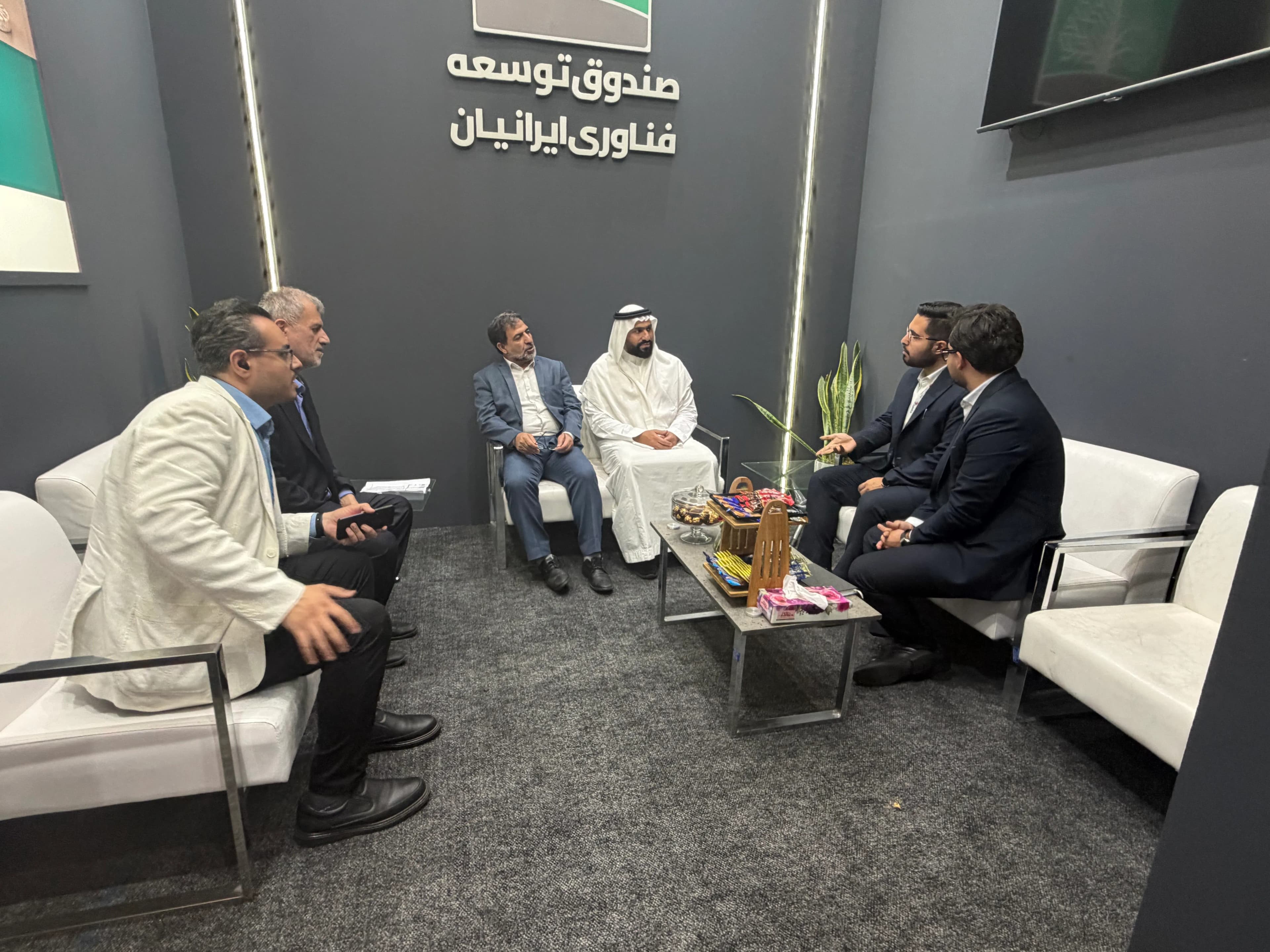 بازدید معاون سفیر عربستان سعودی از غرفه صندوق توسعه فناوری ایرانیان در الکامپ ۱۴۰۵